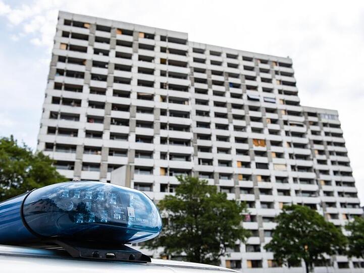 Ein Einsatzfahrzeug der Polizei steht vor dem Iduna-Zentrum in Göttingen, wo viele der Betroffenen leben.
