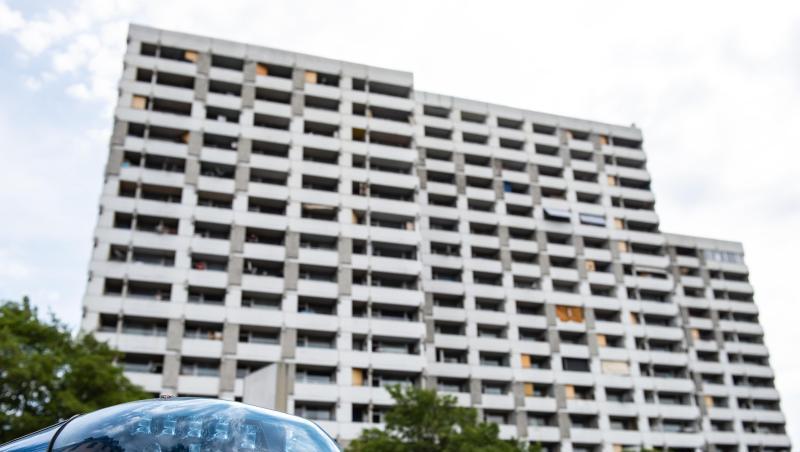 Ein Einsatzfahrzeug der Polizei steht vor dem Iduna-Zentrum in Göttingen, wo viele der Betroffenen leben. Ein Einsatzfahrzeug der Polizei steht vor dem Iduna-Zentrum in Göttingen, wo viele der Betroffenen leben.