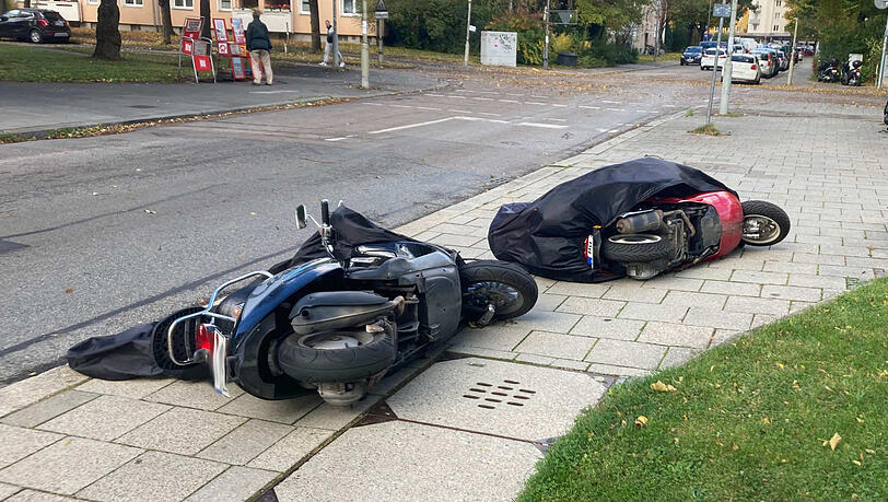 Diese zwei Motorroller in der Zillertalstraße an der Ecke zur Oetztaler Straße hat der Sturm mühelos umgerissen. Diese zwei Motorroller in der Zillertalstraße an der Ecke zur Oetztaler Straße hat der Sturm mühelos umgerissen.