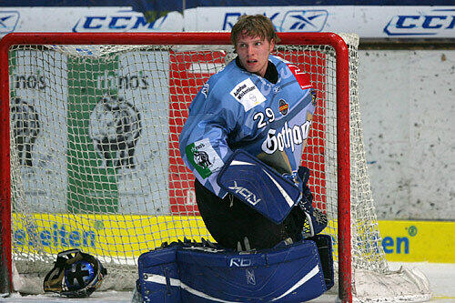 Er hielt sie alle: Joey Vollmer vereitelte am Freitag gegen Landshut sechs Penaltys und sorgte für den ersten Derbysieg des EHC München in dieser Saison.