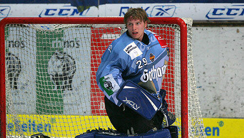 Er hielt sie alle: Joey Vollmer vereitelte am Freitag gegen Landshut sechs Penaltys und sorgte für den ersten Derbysieg des EHC München in dieser Saison. Er hielt sie alle: Joey Vollmer vereitelte am Freitag gegen Landshut sechs Penaltys und sorgte für den ersten Derbysieg des EHC München in dieser Saison.