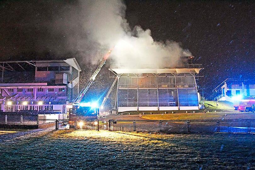 Das Feuer brach auf dem Dachsstuhl eines Tribünengebäudes aus.
