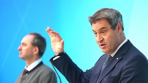 Wird Markus Söder (re.) Hubert Aiwangers Erklärung reichen?