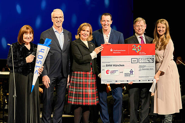 Scheckübergabe: Petra Reiter, Bernd Döpke, Ursula Prinzessin von Bayern, Dominik Klein (Handballcampus München), Prof. Christoph Klein (Munich Child Health Alliance) und Nina Eichinger. Scheckübergabe: Petra Reiter, Bernd Döpke, Ursula Prinzessin von Bayern, Dominik Klein (Handballcampus München), Prof. Christoph Klein (Munich Child Health Alliance) und Nina Eichinger.