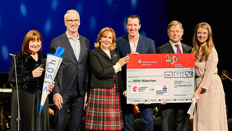 Scheckübergabe: Petra Reiter, Bernd Döpke, Ursula Prinzessin von Bayern, Dominik Klein (Handballcampus München), Prof. Christoph Klein (Munich Child Health Alliance) und Nina Eichinger. Scheckübergabe: Petra Reiter, Bernd Döpke, Ursula Prinzessin von Bayern, Dominik Klein (Handballcampus München), Prof. Christoph Klein (Munich Child Health Alliance) und Nina Eichinger.