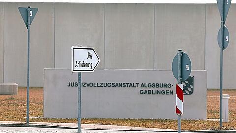 Der Eingangsbereich der JVA in Gablingen bei Augsburg.