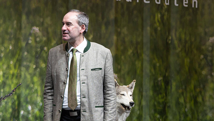 Er beklagt zu viel Ideologie beim Thema Wolfschutz: Hubert Aiwanger, Wirtschaftsminister Bayern und Chef der Freien Wähler. Im Hintergrund der Slogan des Bayrischen Jagdverbands.