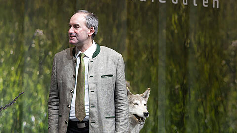 Er beklagt zu viel Ideologie beim Thema Wolfschutz: Hubert Aiwanger, Wirtschaftsminister Bayern und Chef der Freien Wähler. Im Hintergrund der Slogan des Bayrischen Jagdverbands.