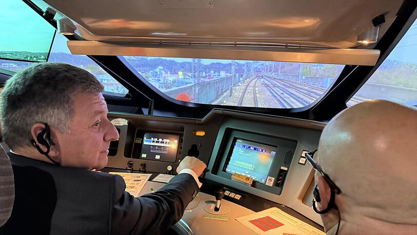 So schnell kann’s gehen: Bayerns Verkehrsminister Christian Bernreiter im Shinkansen-Simulator.