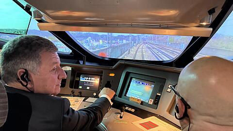 So schnell kann’s gehen: Bayerns Verkehrsminister Christian Bernreiter im Shinkansen-Simulator. So schnell kann’s gehen: Bayerns Verkehrsminister Christian Bernreiter im Shinkansen-Simulator.