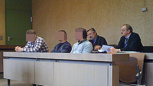 Die drei Angeklagten vor Gericht: Manuel C. (20), Pierre P. (25) und David A. (27) Die drei Angeklagten vor Gericht: Manuel C. (20), Pierre P. (25) und David A. (27)