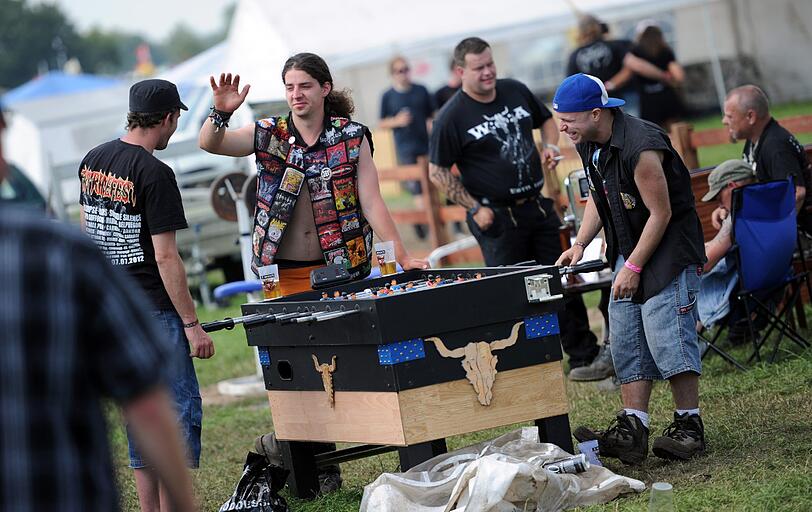 Am Mittwoch kamen die meisten Fans schon angereist, um am Donnerstag das größte Metal-Festival der Welt zu feiern. Aufgrund von Regenfällen waren Teile des Festivalgeländes noch ziemlich matschig - doch wen störts? Die Metall-Fans jedenfalls nicht! Die Bilder von Anreise und erstem Abend