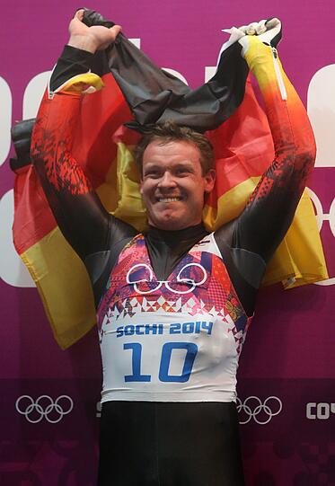 Der 24-Jährige holt die erste Medaille für Deutschland bei den 22. Olympischen Winterspielen.