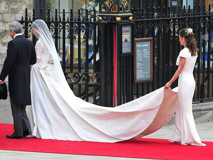 Kaum ein Hinterteil bereitete dem Palast mehr Sorge als das von Pippa Middleton (r.)