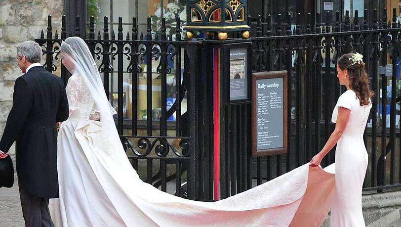 Kaum ein Hinterteil bereitete dem Palast mehr Sorge als das von Pippa Middleton (r.) Kaum ein Hinterteil bereitete dem Palast mehr Sorge als das von Pippa Middleton (r.)