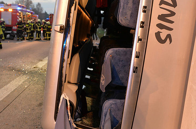 Ein Autobus liegt am 23.11.2014 auf der A10 bei Niederlehme (Brandenburg). Aus ungeklärter Ursache kam der Reisebus aus Polen von der Fahrbahn ab und stürzte um. Elf Insassen wurden schwer verletzt. Die Bilder vom Unfallort.