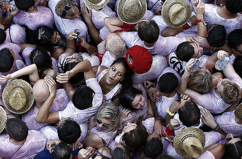 Fans und Demonstranten auf dem Sanfermines-Festival 2015 in Pamplona.