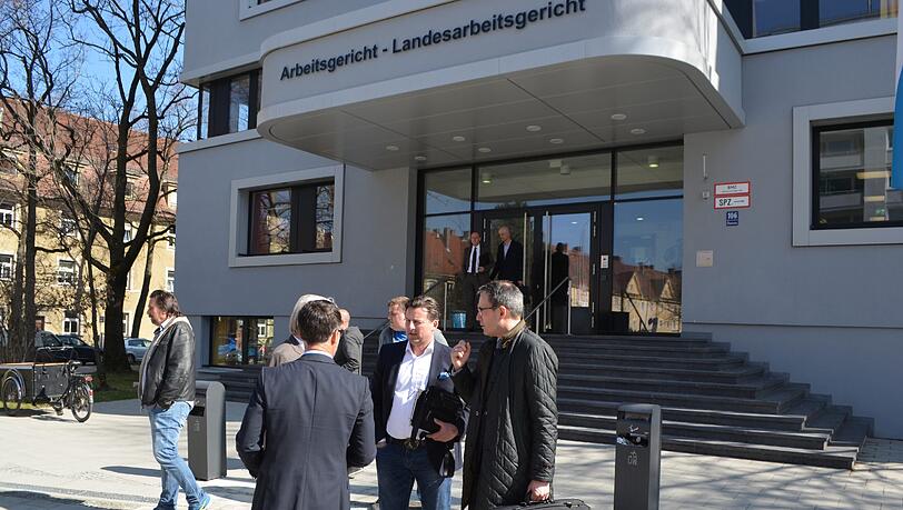 Treffpunkt Arbeitsgericht: Ex-Löwen-Trainer Kosta Runjaic (M.) und Ex-Sportchef Thomas Eichin (2.v.l.) mit ihren Rechtsbeiständen. Treffpunkt Arbeitsgericht: Ex-Löwen-Trainer Kosta Runjaic (M.) und Ex-Sportchef Thomas Eichin (2.v.l.) mit ihren Rechtsbeiständen.