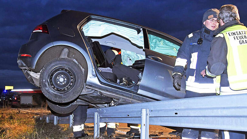 Bilder vom Unfallort in Grafing: Beide Autos wurden bei dem Zusammenstoß komplett zerstört.