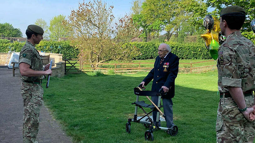Tom Moore bei seinem Spendenlauf für den NHS, der ihm einen Guinness-Weltrekord bescherte