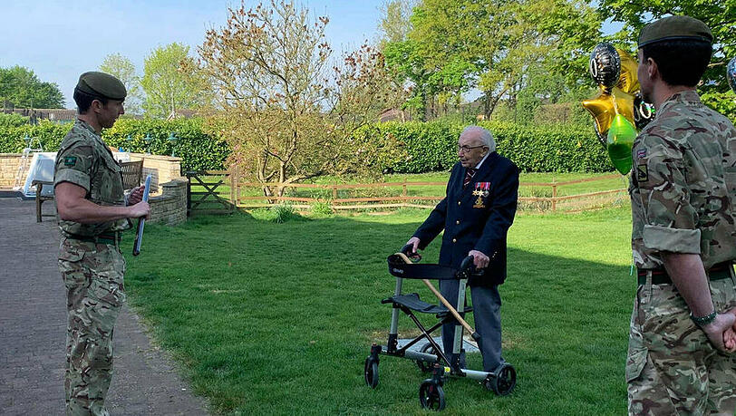 Tom Moore bei seinem Spendenlauf für den NHS, der ihm einen Guinness-Weltrekord bescherte Tom Moore bei seinem Spendenlauf für den NHS, der ihm einen Guinness-Weltrekord bescherte