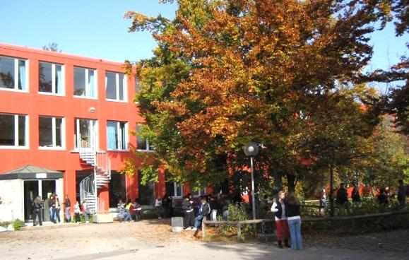 An der Mittelschule in der Walliserstraße 5 wird auf dem Pausenhof gelernt und sich bewegt.