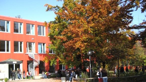 An der Mittelschule in der Walliserstraße 5 wird auf dem Pausenhof gelernt und sich bewegt. An der Mittelschule in der Walliserstraße 5 wird auf dem Pausenhof gelernt und sich bewegt.