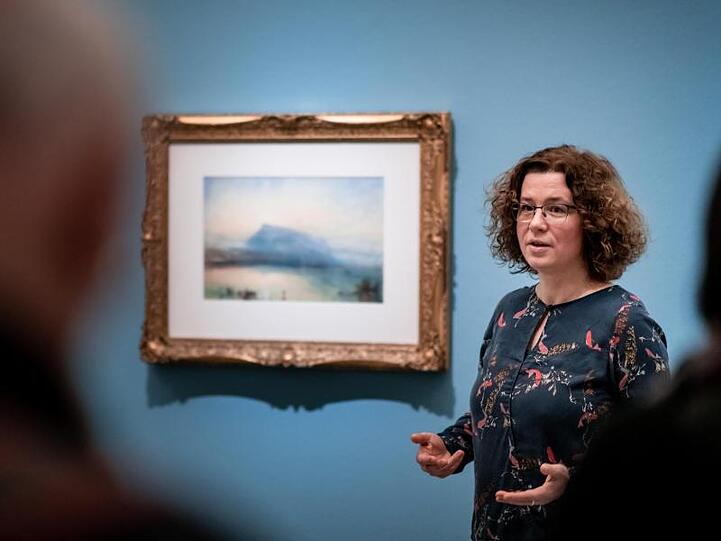 Kuratorin Judith Claus in der Ausstellung "Turner. Horror and Delight&ldquo;.