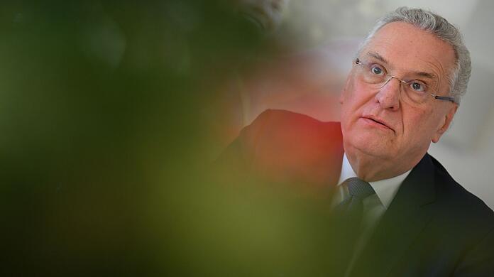 Joachim Herrmann (CSU) spricht.