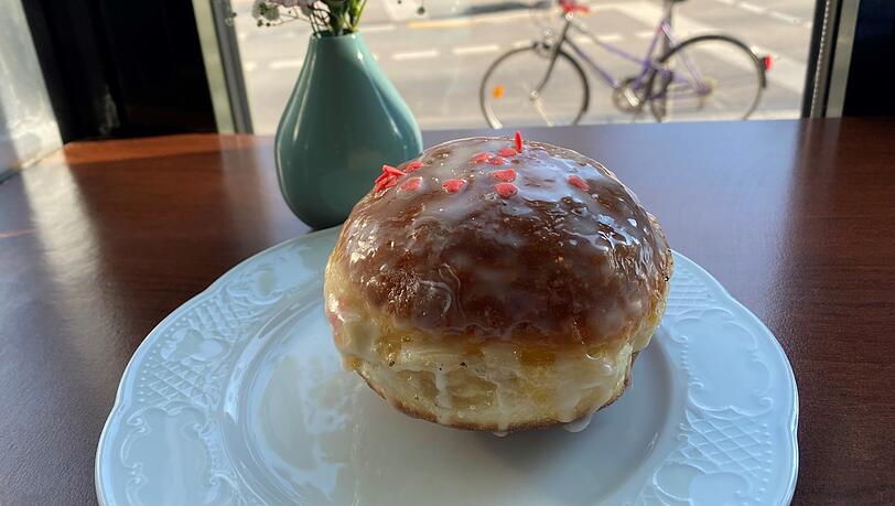Wenn Sie sich beeilen, bekommen Sie passend zum heutigen Valentinstag noch einen Heiße-Liebe-Krapfen bei Kustermann. Wenn Sie sich beeilen, bekommen Sie passend zum heutigen Valentinstag noch einen Heiße-Liebe-Krapfen bei Kustermann.