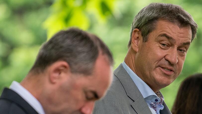 Bayerns Ministerpräsident Markus Söder (CSU, r) mit Hubert Aiwanger (Freie Wähler).