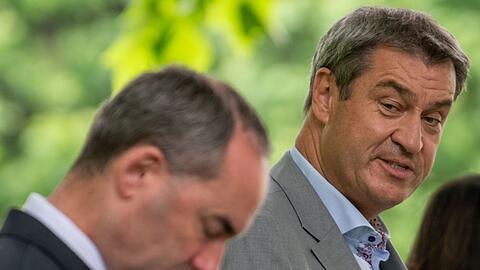 Bayerns Ministerpräsident Markus Söder (CSU, r) mit Hubert Aiwanger (Freie Wähler).
