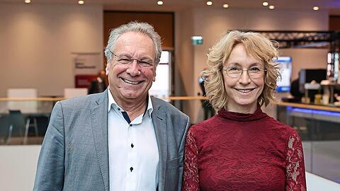 Klaus Ernst (l.) zusammen mit Irmgard Freihoffer, diebeiden Landesvorsitzenden.