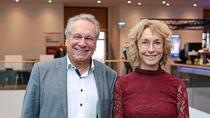Klaus Ernst (l.) zusammen mit Irmgard Freihoffer, diebeiden Landesvorsitzenden.