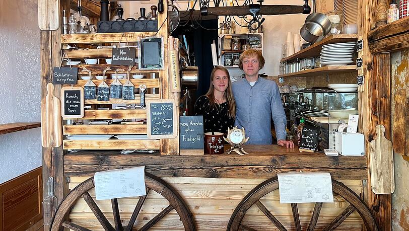 Vladi Taranovych zusammen mit seiner Freundin Olesia Riznyk. Die ehemalige Bäckerei in Untergiesing haben sie komplett umgestaltet. Vladi Taranovych zusammen mit seiner Freundin Olesia Riznyk. Die ehemalige Bäckerei in Untergiesing haben sie komplett umgestaltet.