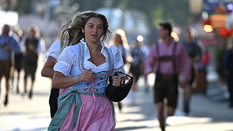 Der Run aufs Gel&auml;nde beginnt.
