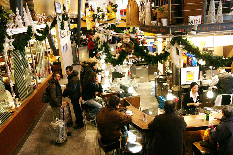 Rechts Kaffeebar, links bedienter Bereich &ndash; langsam essen, schnell am Tresen oder gleich zum Mitnehmen: Geht alles.