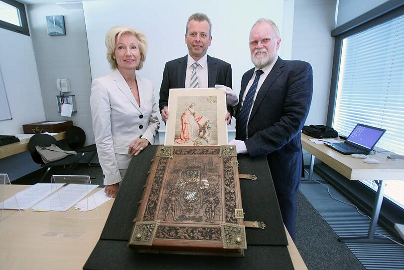 114 Jahre Stadtgeschichte ziehen vom Rathaus ins Archiv: Dort zeigten Kulturreferentin Julia Lehner, OB Ulrich Maly und Archivdirektor Michael Diefenbacher (v.l.) das Goldene Buch.