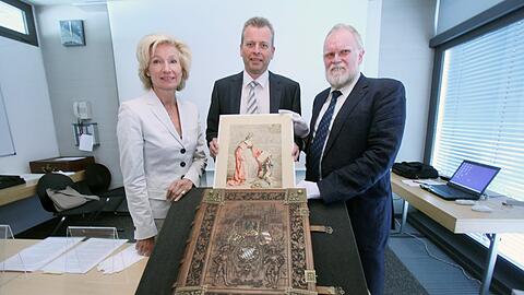 114 Jahre Stadtgeschichte ziehen vom Rathaus ins Archiv: Dort zeigten Kulturreferentin Julia Lehner, OB Ulrich Maly und Archivdirektor Michael Diefenbacher (v.l.) das Goldene Buch.