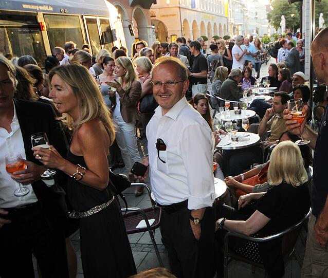 Charles Schumann feiert seine &bdquo;Tagesbar&ldquo; &ndash; natürlich auch mitten auf der Straße. Die besten Bilder der Jubiläums-Fete.