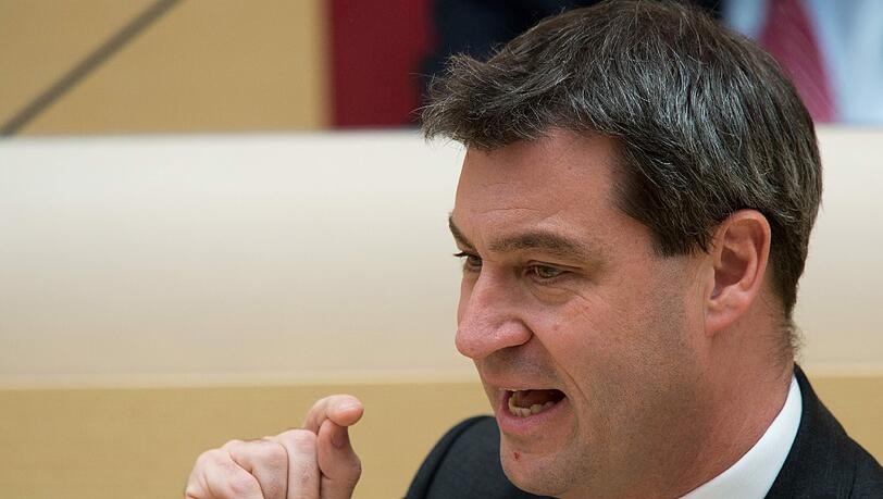 Bald läuft das Urheberrecht für "Mein Kampf" aus. Daher möchte bayerische Finanzminister das Buch vorher mit Kommentaren für die Schulen drucken lassen. Bald läuft das Urheberrecht für "Mein Kampf" aus. Daher möchte bayerische Finanzminister das Buch vorher mit Kommentaren für die Schulen drucken lassen.