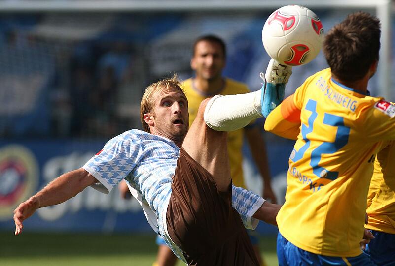 Die Braunschweiger spielen in der ersten Hälfte besser und zeigen sich spielerischer reifer. 1860 kommt zu vielen Chancen doch Braunschweig geht in der 20. Minute durch Dembele in Führung. Hier ist Daniel Bierofka zu sehen.