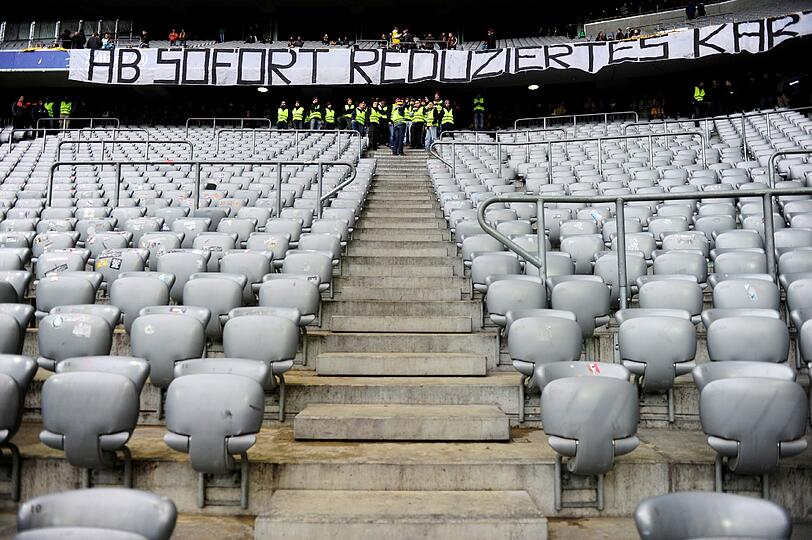 Beim Spiel gegen 1860: Dresden-Fans protestieren gegen die neuen Regelungen der DFL.
