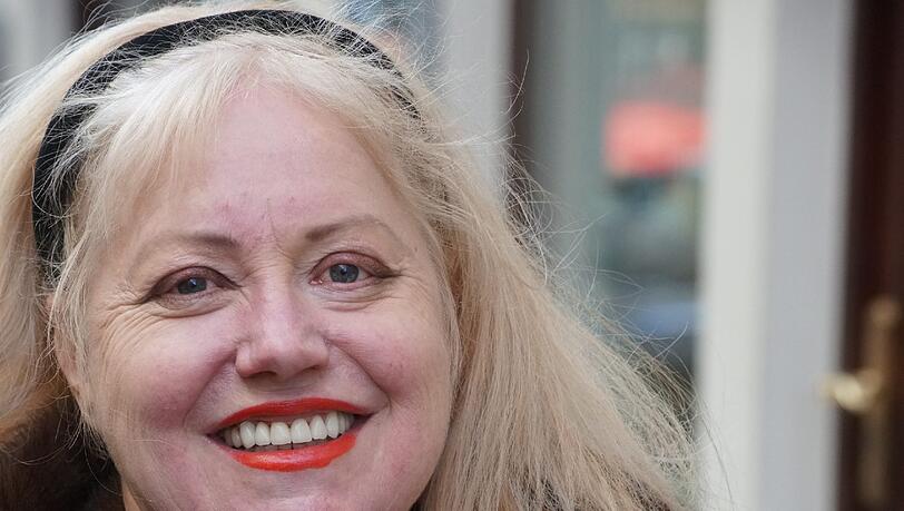 Geschäftsinhaberin Alexa Schab: „Ich lese ganz gerne jeden Tag in der früh das Horoskop in der Abendzeitung. Dann stelle ich mich so ein bisschen auf den Tag ein – und meistens stimmt auch, was dort drinsteht. Am AZ-Wochenhoroskop mag, ich dass drinsteht, wann mein bester Tag ist. Das trifft es fast immer. Ich bin schon etwas abergläubisch, aber ich würde mir nie ein persönliches Horoskop erstellen lassen. Auf mich als Widder zutreffend sind die Eigenschaften zielstrebig, ehrgeizig, abenteuerlustig und anziehend. Dennoch bin ich davon überzeugt, dass jeder seines Glückes Schmied ist.“ Geschäftsinhaberin Alexa Schab: „Ich lese ganz gerne jeden Tag in der früh das Horoskop in der Abendzeitung. Dann stelle ich mich so ein bisschen auf den Tag ein – und meistens stimmt auch, was dort drinsteht. Am AZ-Wochenhoroskop mag, ich dass drinsteht, wann mein bester Tag ist. Das trifft es fast immer. Ich bin schon etwas abergläubisch, aber ich würde mir nie ein persönliches Horoskop erstellen lassen. Auf mich als Widder zutreffend sind die Eigenschaften zielstrebig, ehrgeizig, abenteuerlustig und anziehend. Dennoch bin ich davon überzeugt, dass jeder seines Glückes Schmied ist.“