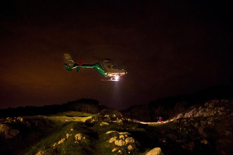 Ein Polizeihubschrauber setzt am 17.06.2014 am Untersberg bei Marktschellenberg (Bayern) österreichische Einsatzkräfte ab. In der Riesending-Schachthöhle bei Berchtesgaden stehen die Retter mit dem verletzten Höhlenforscher Westhauser bereits vor dem letzten Biwak.