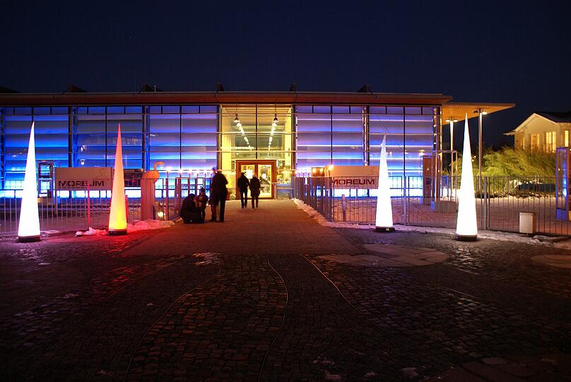 Technologiepavillon im Bauzentrum Poing bei Nacht