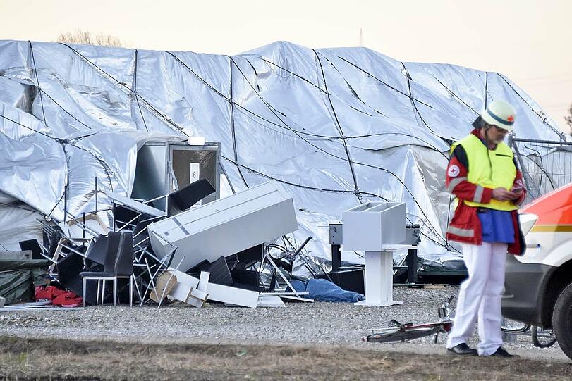 Nach dem Brand in einem Wohnabteil kollabierte die Traglufthalle.