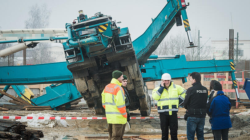 Am Donnerstagvormittag stürzte auf einer Baustelle in Freising eine Betonpumpe auf zwei Arbeiter - sie starben noch vor Ort.