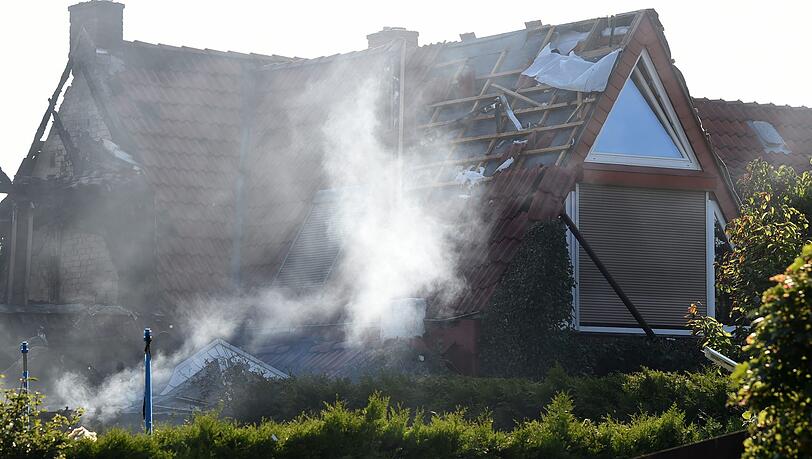Rauch liegt über einem bei einer Explosion zerstörten Dachgeschoss eines Wohnhauses. Die Detonation hat das Reihenendhaus im Stadtteil Huchting bis auf die Grundmauern zerstört. Rauch liegt über einem bei einer Explosion zerstörten Dachgeschoss eines Wohnhauses. Die Detonation hat das Reihenendhaus im Stadtteil Huchting bis auf die Grundmauern zerstört.