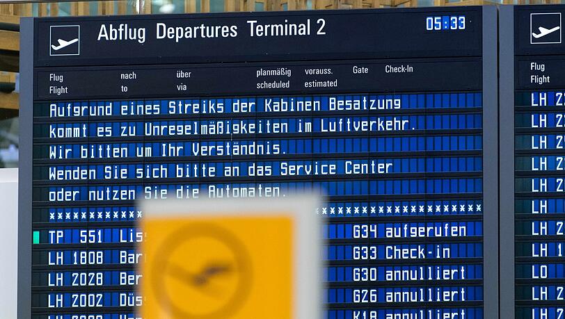 Auch am Freitag fielen bei der Lufthansa Flüge streibkedingt aus. Auch am Freitag fielen bei der Lufthansa Flüge streibkedingt aus.